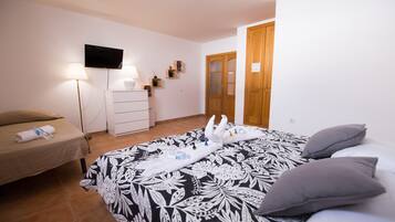 Familienzimmer, Gemeinschaftsbad | Daunenbettdecken, kostenloses WLAN, Bettwäsche