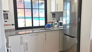 Refrigerador, microondas, horno, placa de cocina