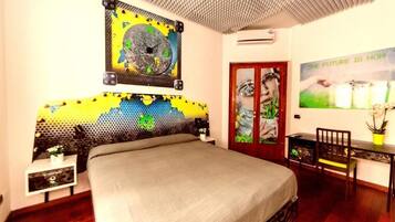 Une chambre à coucher avec un lit, une horloge murale, un bureau avec une chaise et une porte ornée d’une affiche.