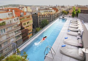 Una piscina al aire libre