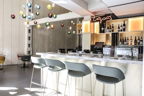 2 restaurants, spécialités Cuisine méditerranéenne