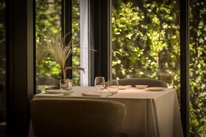 2 か所のレストラン、朝食、ランチ、ディナーに営業 (地中海料理)