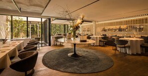 2 間餐廳;供應早餐、午餐、晚餐;地中海菜