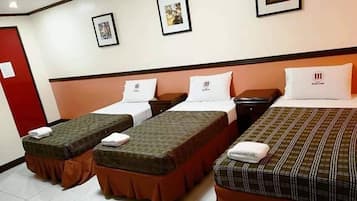 Family Room (For 3) | Meja, cadar katil