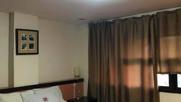 Executive Room, 1 Bedroom | Desk, bed sheets
