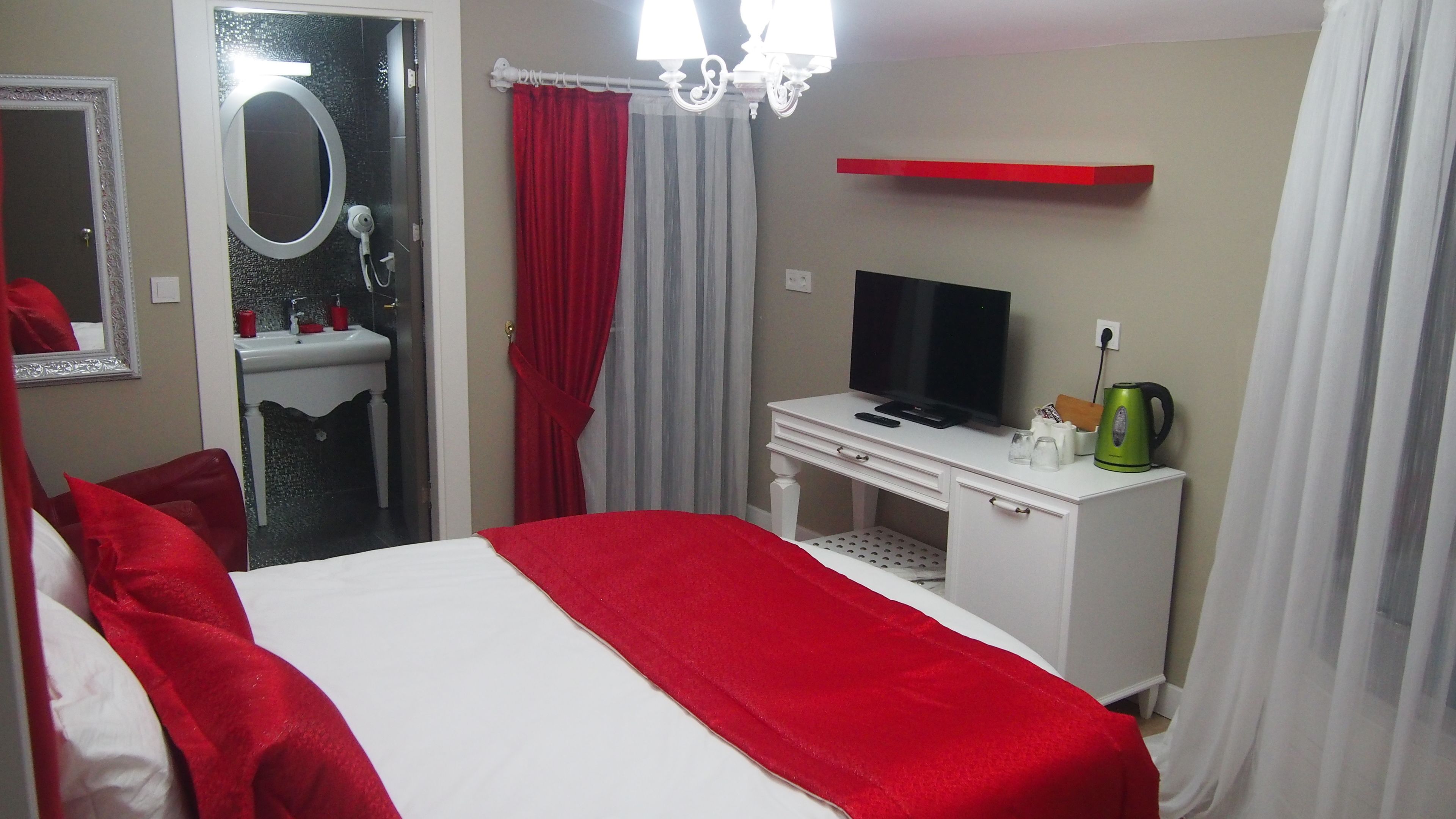 Hochwertige Bettwaren, Minibar, Zimmersafe, Schreibtisch