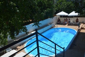 Außenpool, Sonnenschirme, Liegestühle