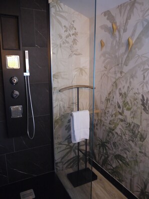 Twin Room | Bathroom | Designer toiletries, hair dryer, towels - Le Chapeau Rouge (Lusignan)