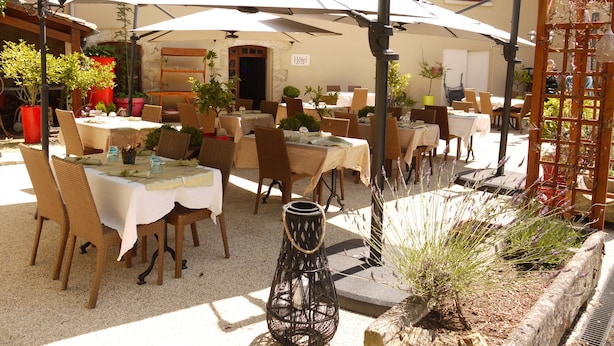 Terrace/patio - Le Chapeau Rouge (Lusignan)
