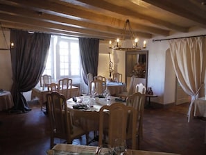 Lunch and dinner served  - Le Chapeau Rouge (Lusignan)