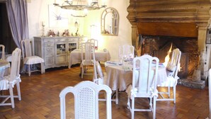 Lunch and dinner served - Le Chapeau Rouge (Lusignan)
