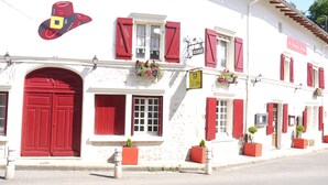 Front of property - Le Chapeau Rouge (Lusignan)