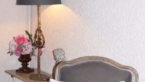 Interior detail - Le Chapeau Rouge (Lusignan)