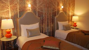 Twin Room | Iron/ironing board (on request), WiFi (free), individually decorated - Le Chapeau Rouge (Lusignan)
