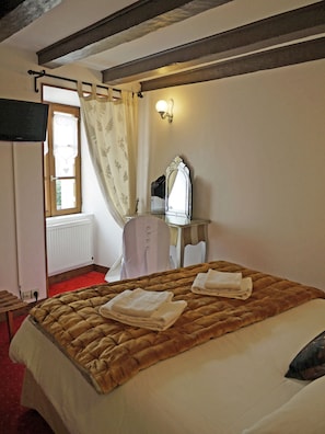 Double Room, Courtyard Area - Le Chapeau Rouge (Lusignan)