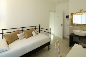 Enkeltværelse (Front) | Pengeskab på værelset, skrivebord, lydisolering, gratis Wi-Fi