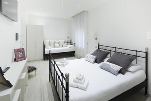 Deluxe Triple Room | In-room safe, desk, soundproofing, free WiFi