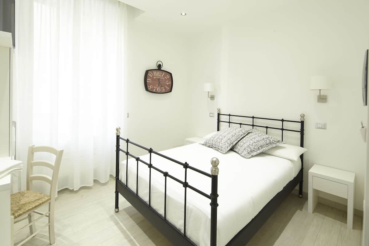 Quarto solteiro luxo | Cofres nos quartos, escrivaninha, quartos à prova de som
