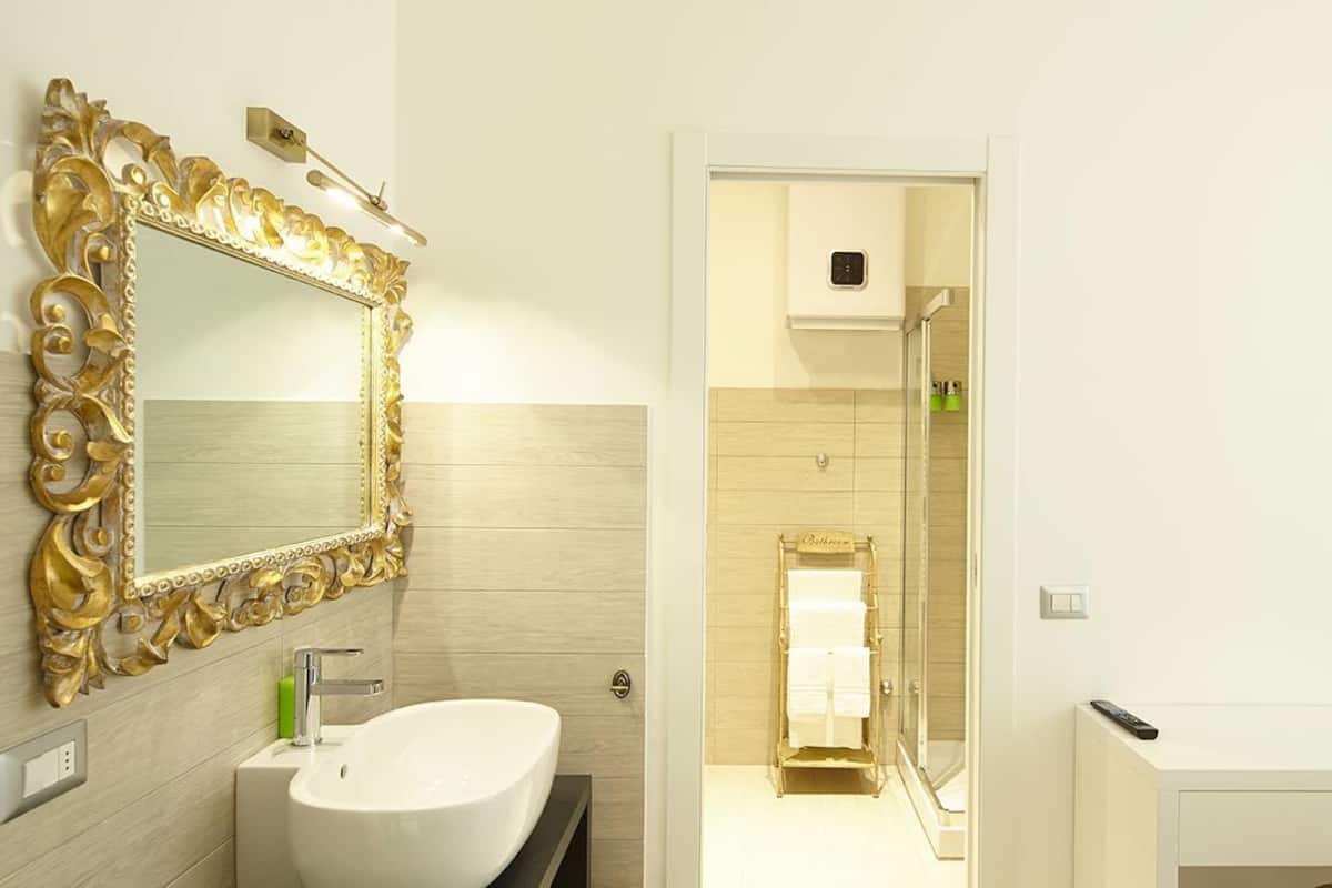 Quarto solteiro (Front) | Banheiro | Produtos de toalete grátis, secador de cabelo, bidê, toalhas de banho