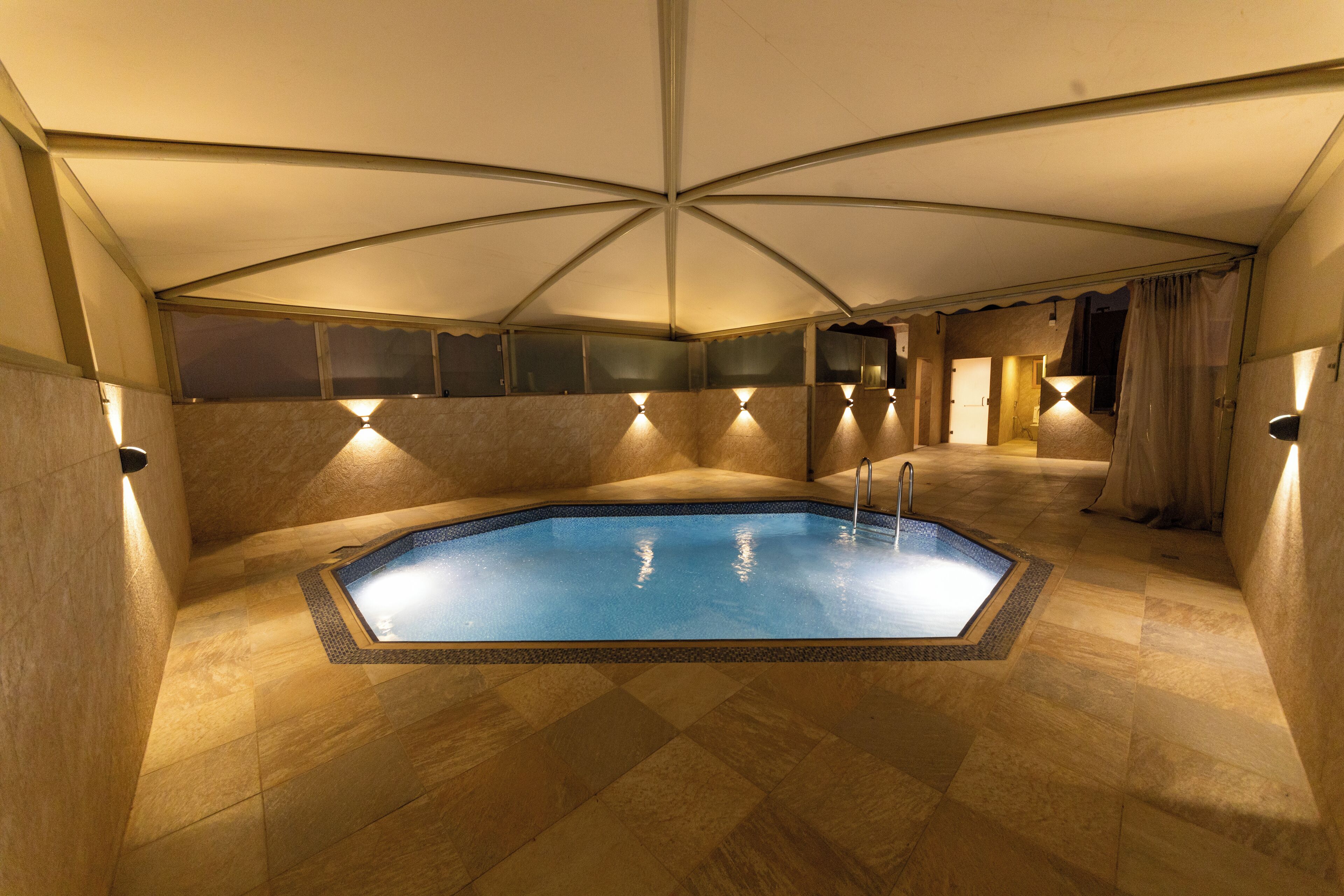 Utendørsbasseng og solsenger