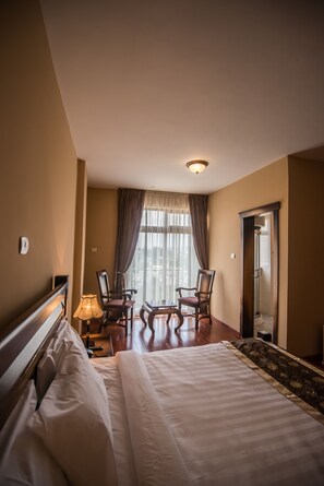 Minibar, Zimmersafe, Schreibtisch, Bügeleisen/Bügelbrett