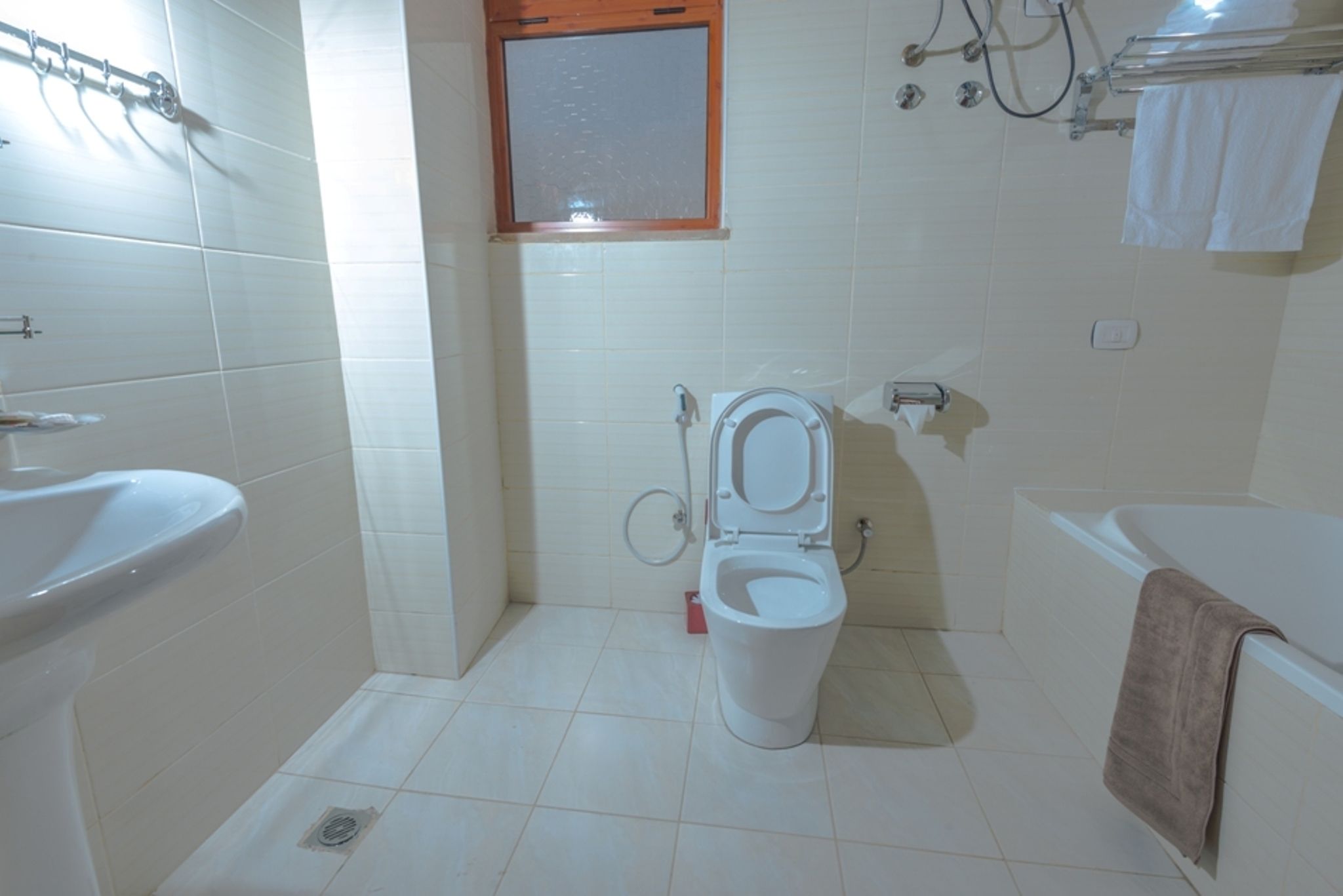 combined shower/bathtub, free toiletries, hair dryer, towels