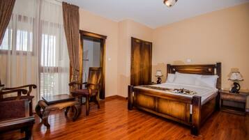 Een minibar, een kluis op de kamer, een bureau