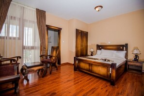 Minibar, in-room safe, desk, iron/ironing board