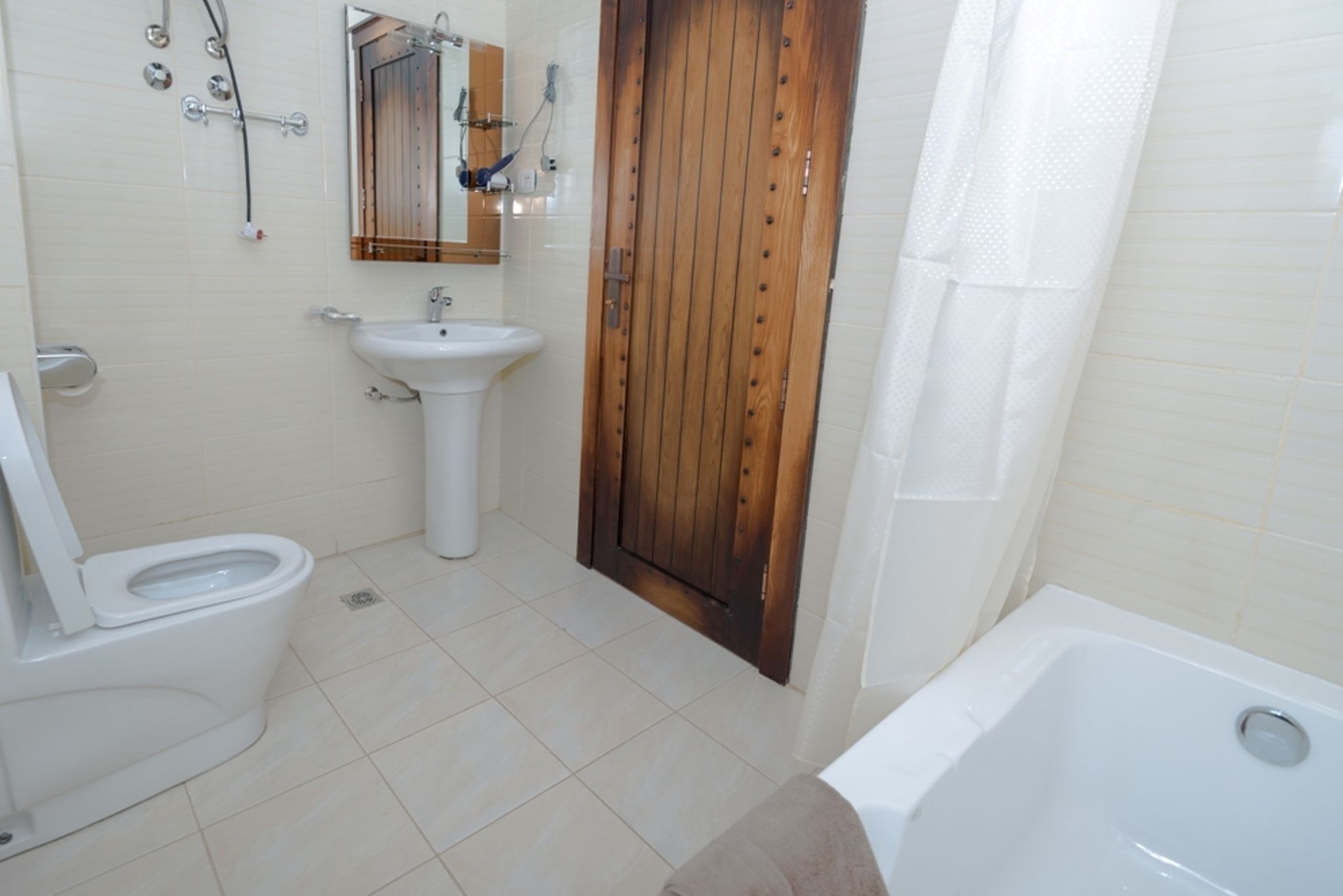 combined shower/bathtub, free toiletries, hair dryer, towels