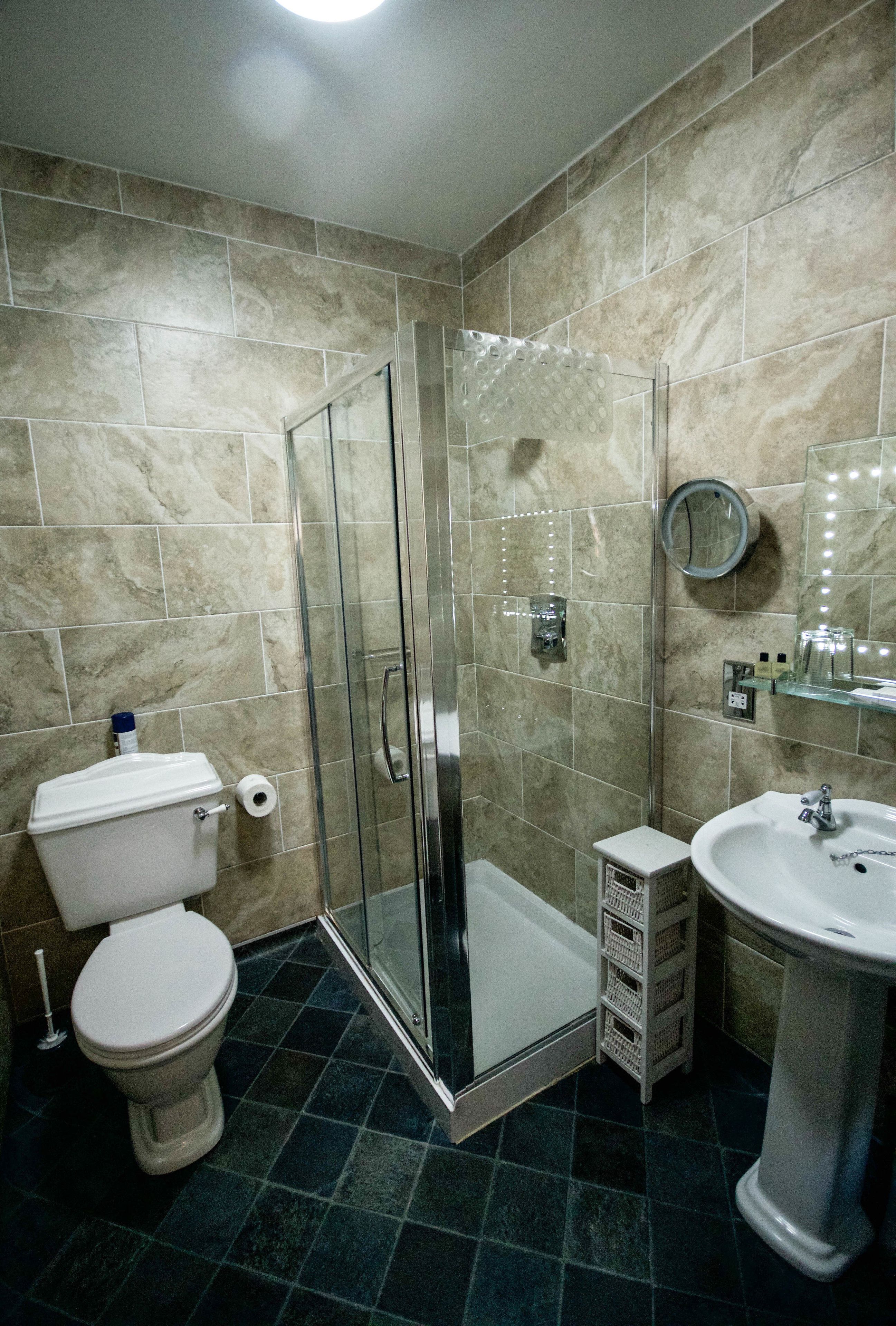 ty dre standard  queen room | bathroom | free toiletries, hair dryer, towels, soap