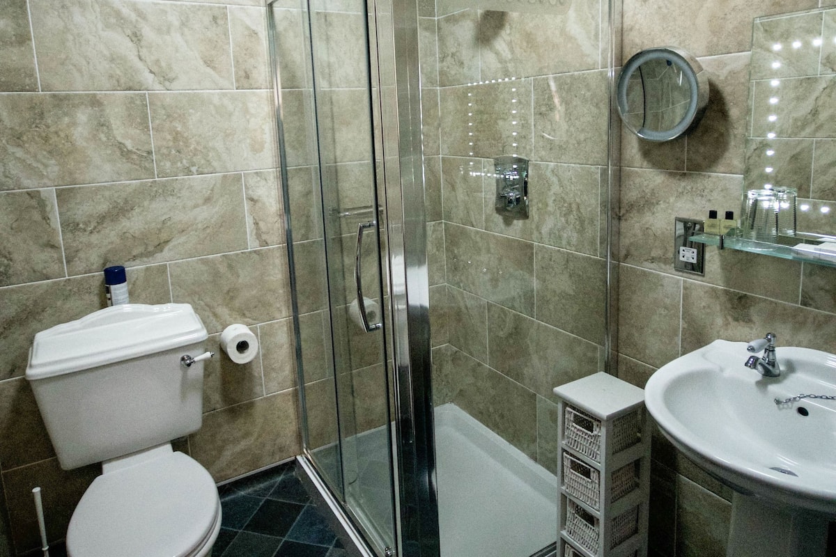 ty dre standard  queen room | bathroom | free toiletries, hair dryer, towels, soap