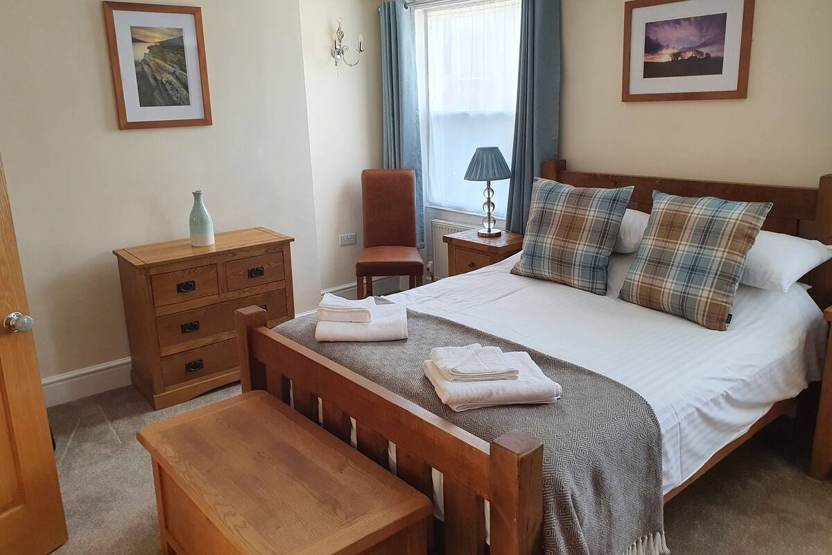 Premium bedding, desk, iron/ironing board, free WiFi