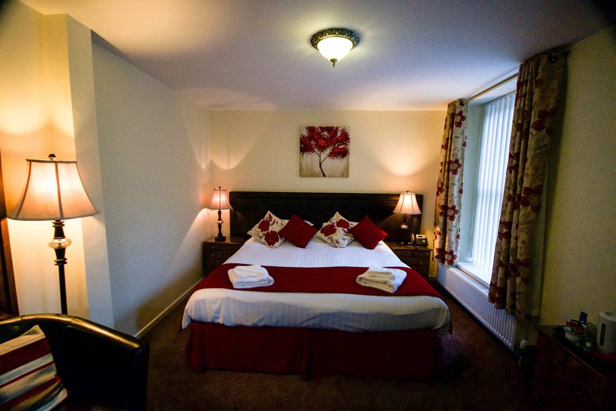 Premium bedding, desk, iron/ironing board, free WiFi