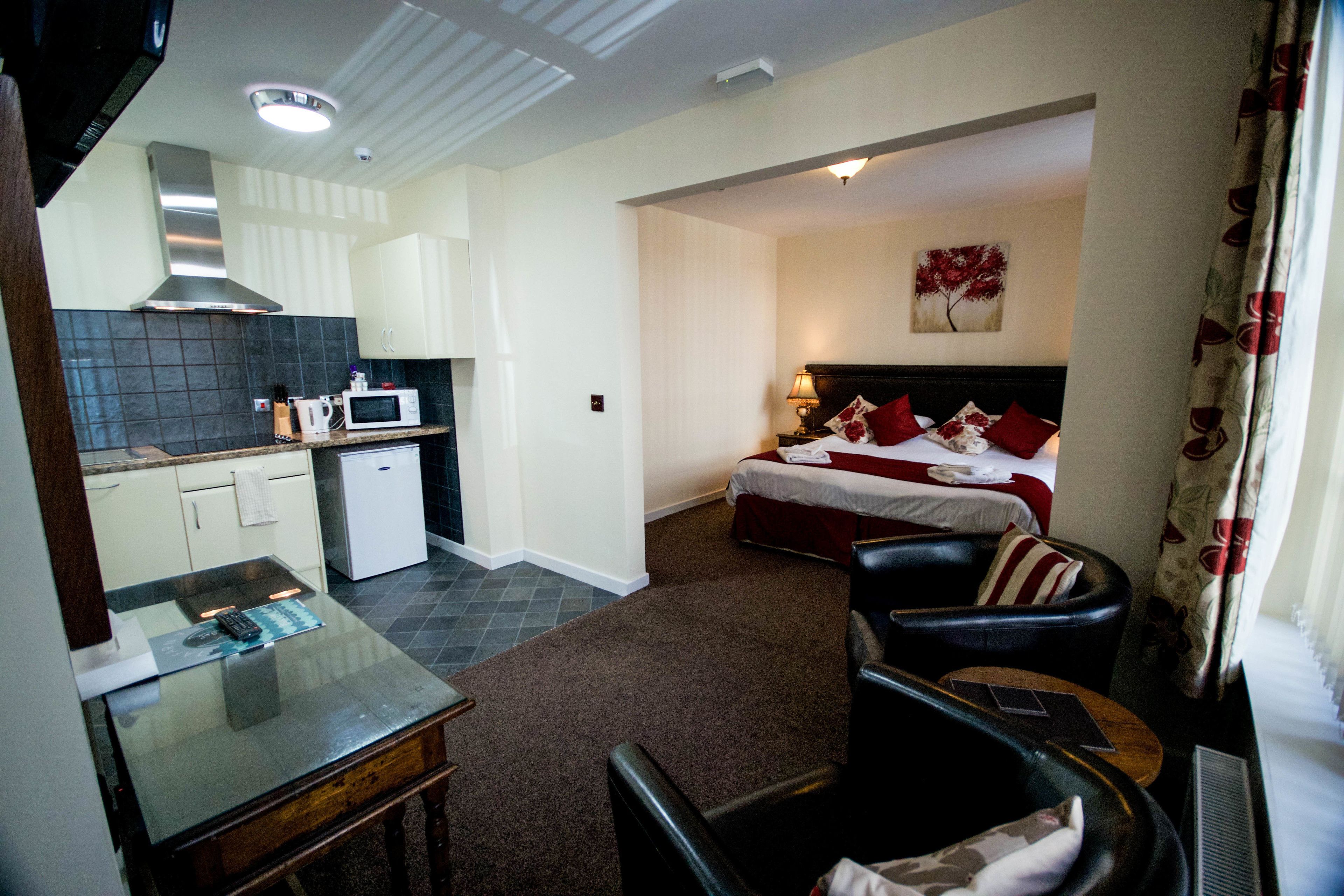 ty dre easy access queen room | premium bedding, desk, iron/ironing board, free wifi