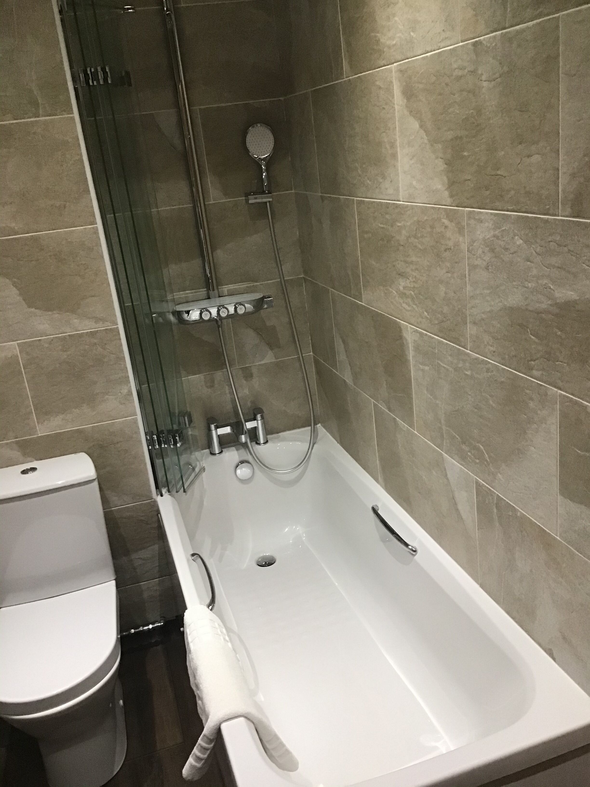 ty dre executive queen  room | bathroom | free toiletries, hair dryer, towels, soap