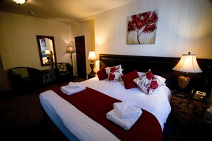 Premium bedding, desk, iron/ironing board, free WiFi