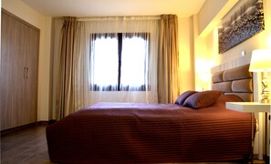 Apartamento, 2 habitaciones, vistas al mar | Caja fuerte, tabla de planchar con plancha, cunas gratuitas