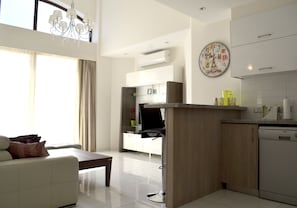 Apartamento, 2 quartos, vista para o mar | Área de estar | TV de tela plana 32 polegadas com canais via satélite, TV