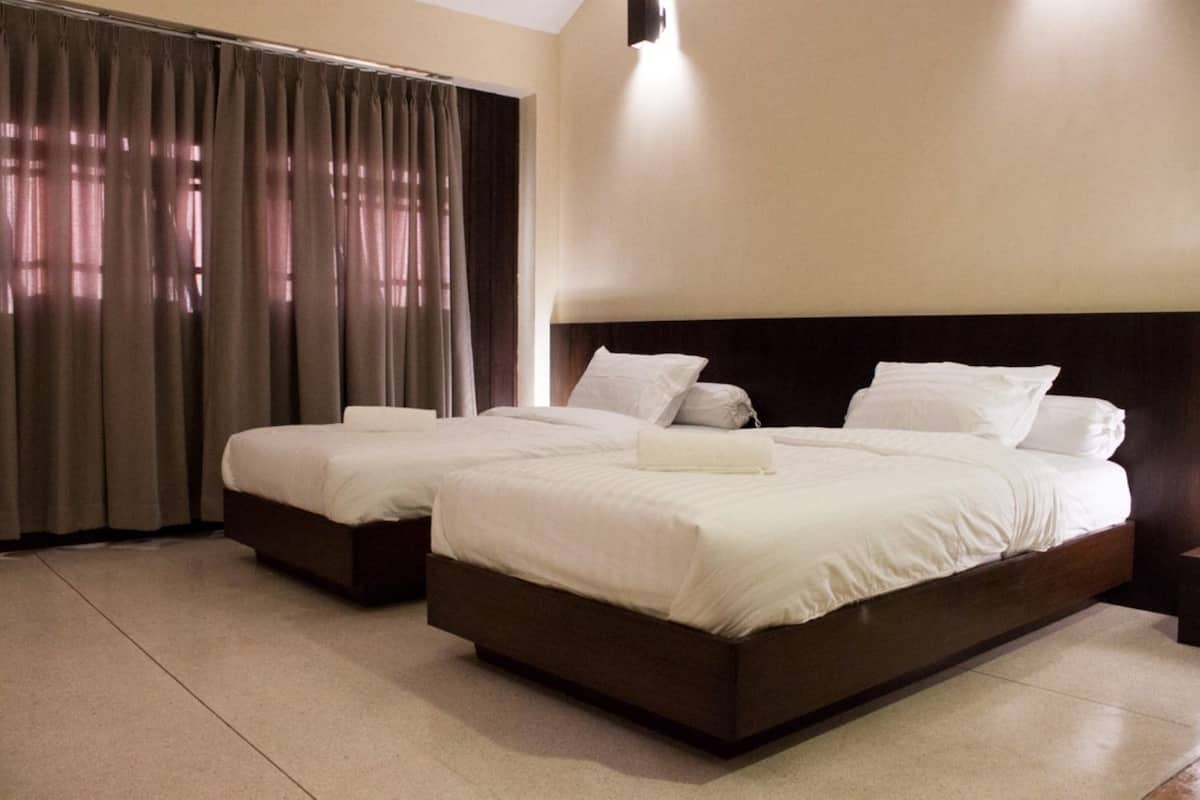 Habitación superior con 2 camas individuales | Escritorio, camas supletorias, wifi gratis y ropa de cama