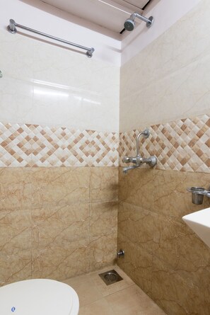 Shower, free toiletries, towels - Bentleys Hotel Colaba (Mumbai)