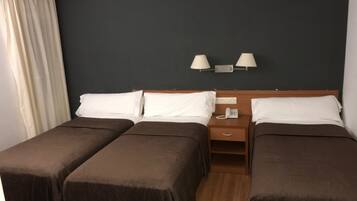 Habitación triple superior | Escritorio, cortinas opacas, wifi gratis y ropa de cama