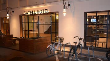 Voorkant accommodatie - avond/nacht