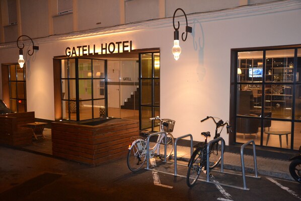 Fassade der Unterkunft – Abend/Nacht