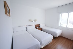 ห้องซูพีเรียทริปเปิล | โต๊ะทำงาน, ผ้าม่านกันแสง, Wi-Fi ฟรี, ผ้าปูที่นอน