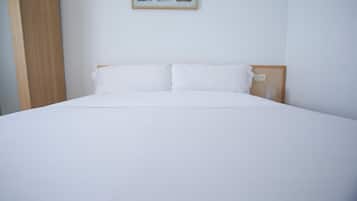 Escritorio, cortinas opacas, wifi gratis y ropa de cama