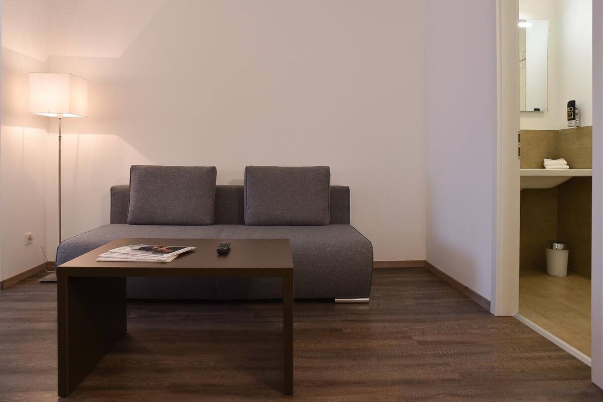 40-inch flat-screen tv with satellite channels, tv