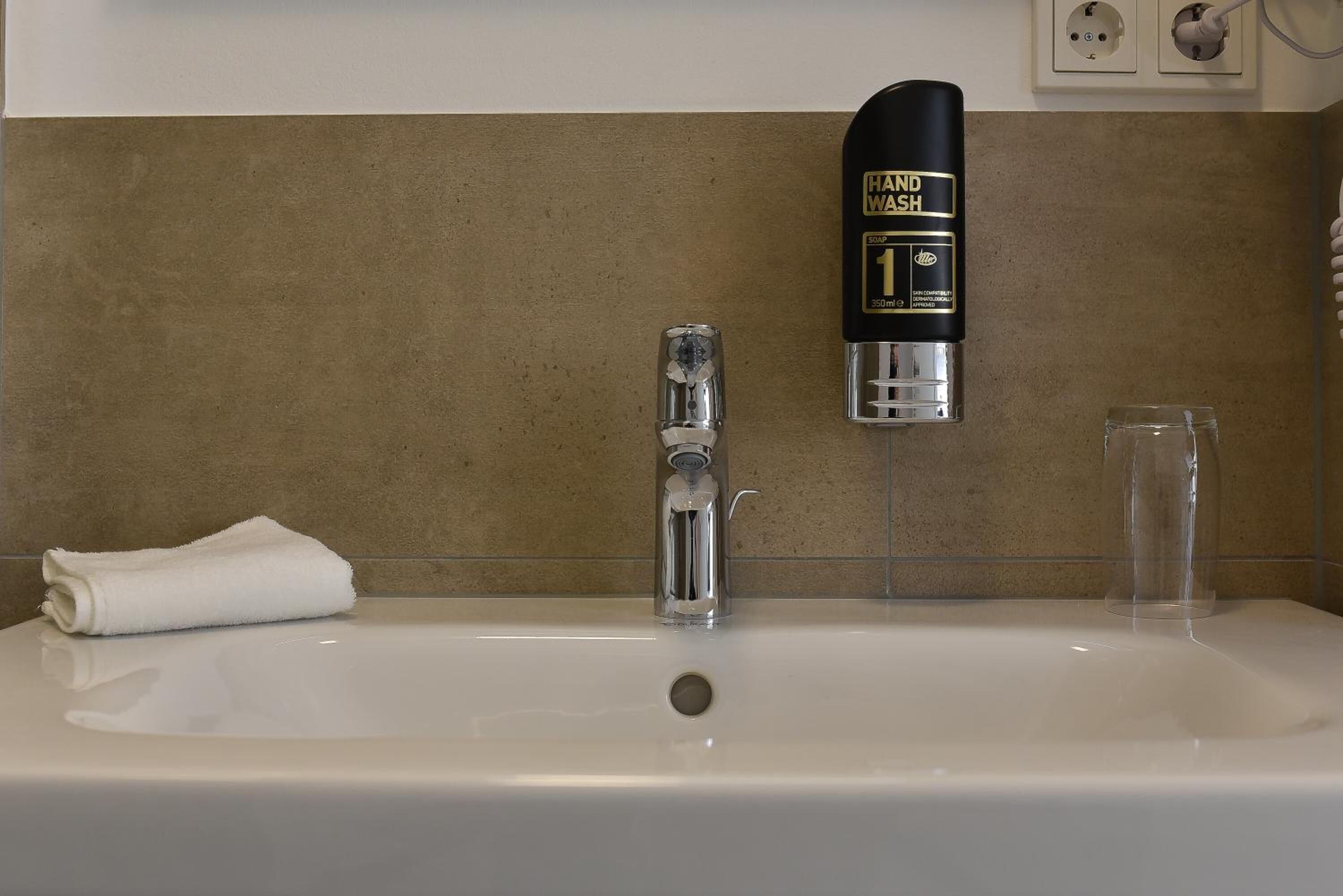 shower, rainfall showerhead, free toiletries, hair dryer