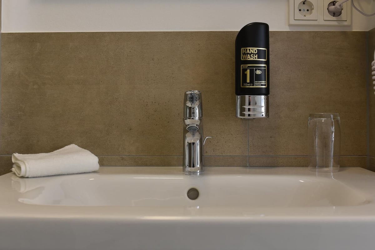 shower, rainfall showerhead, free toiletries, hair dryer