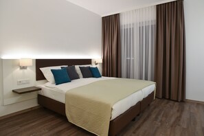 Comfort Double Room | Desk, blackout drapes, soundproofing, cribs/infant beds