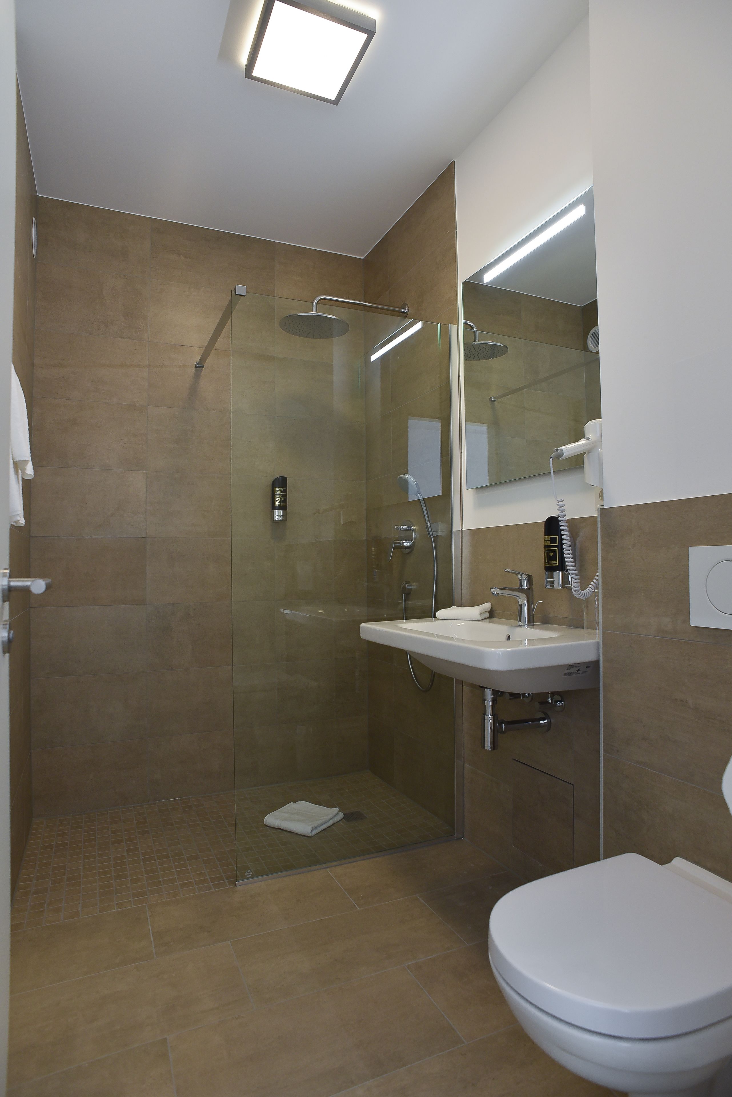 single room | bathroom | shower, rainfall showerhead, free toiletries, hair dryer